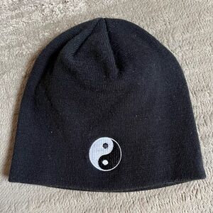 EUC Vintage Y2K Kids Black Beanie with Yin Yang Design